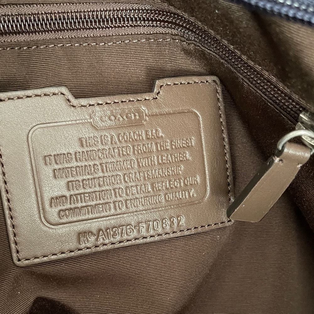 Coach Signature Weekend Tote Bag. PVC Coated Bottom With Inside Matching Pouch. - Picture 4 of 7